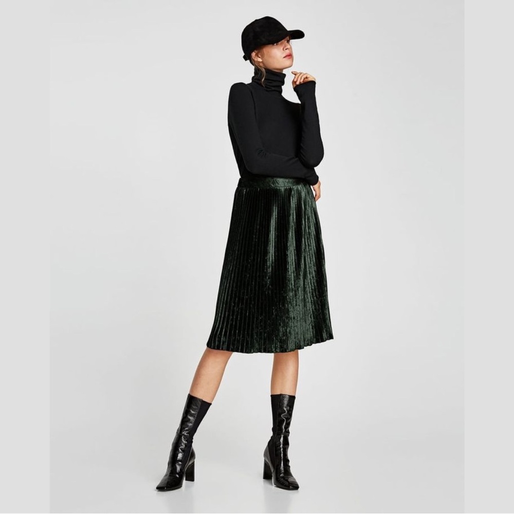 Zara pleated midi skirt in dark green velvet size M